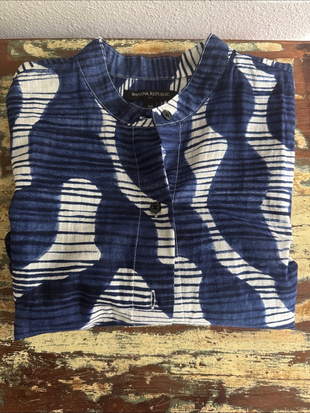 Banana Republic Navy and White Abstract Wave Button-Down